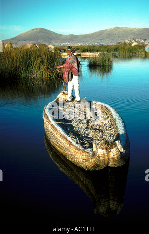 Reed barca Isole Uros lago Titicaca in Perù Foto Stock