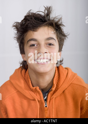 Ragazzo (14-15) sorridente, ritratto Foto Stock