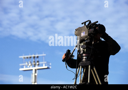 Il cameraman TV a un gioco della lega di gioco del calcio a Bournemouth Regno Unito Foto Stock