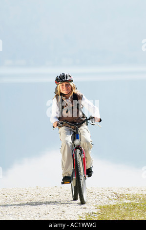 In Germania, in Baviera, Walchensee, ragazza in sella a una moto Foto Stock