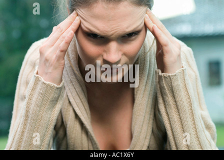 La donna che soffre di mal di testa Foto Stock