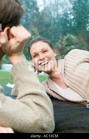 Giovane donna guardando l uomo a ridere felicemente Foto Stock