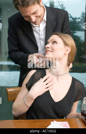 Uomo collana di fissaggio sulla donna di collo Foto Stock