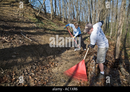 Volontari pulire il Cestino dal parco sulla Giornata della Terra Foto Stock