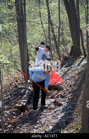 Volontari pulire il Cestino dal parco sulla Giornata della Terra Foto Stock