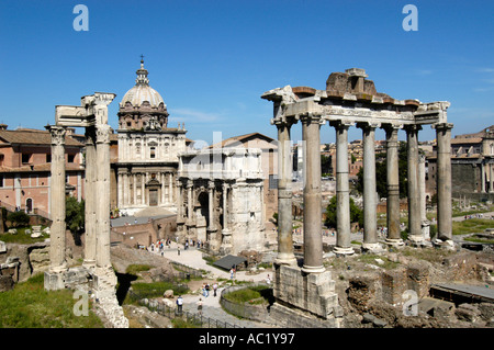 Il Tempio di Saturno e l'Arco di Settimio Severo nel Foro Romano, Roma, Italia Foto Stock