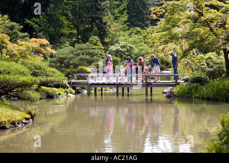 I visitatori nel giardino giapponese a Seattle Stati Uniti d'America Foto Stock