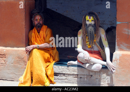 Sadhus (Hindu santo uomini che foreswear beni terreni) riposo a un tempio indù di Kathmandu, Nepal. Foto Stock