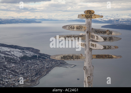 Un cartello in legno nella regione di sci sul Fagernes Fjellet montagna sopra Narvik e Ofotfjorden Foto Stock