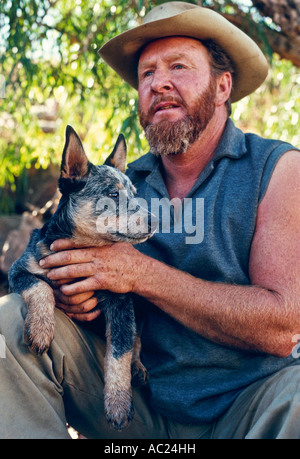 L'uomo con il suo blue heeler bovini cane, Territorio del Nord, l'Australia, verticale Foto Stock