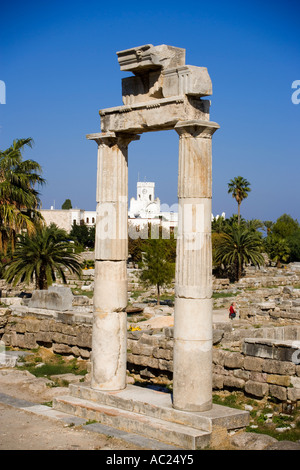 Rimane l'Agora e Palazzo di Giustizia sullo sfondo della città di Kos Grecia KOS Foto Stock