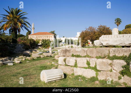 Rimane l'Agora e una moschea sullo sfondo della città di Kos Grecia KOS Foto Stock