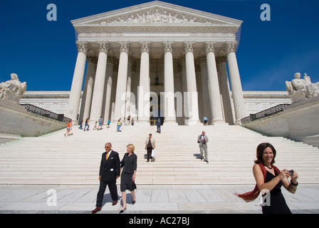 File di persone dentro e fuori della Corte suprema degli Stati Uniti in Washington D.C. Foto Stock