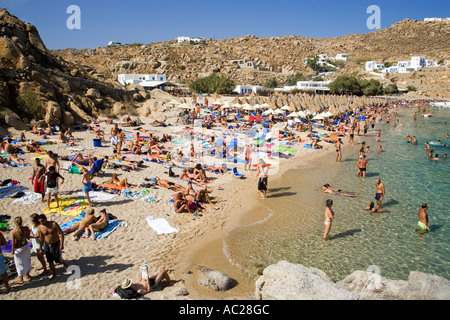 La gente la balneazione a Super Paradise Beach sapendo come centrum degli omosessuali e nudismo Psarou Mykonos Grecia Foto Stock