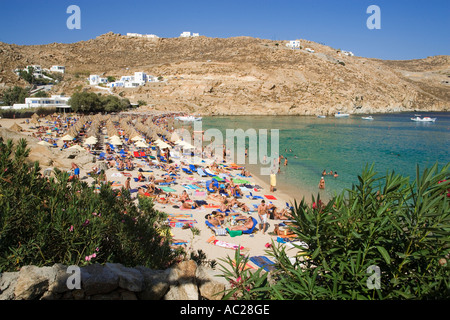La gente la balneazione a Super Paradise Beach sapendo come centrum degli omosessuali e nudismo Psarou Mykonos Grecia Foto Stock