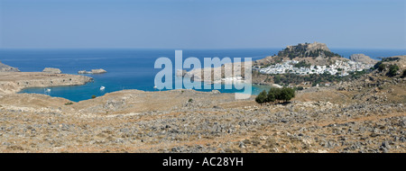 Un due foto stitch vista panoramica del villaggio di Lindos con la sua acropoli rovine sulla collina sopra la città. Foto Stock