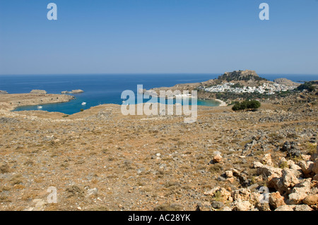 Un ampio angolo di visione del villaggio di Lindos con la sua acropoli rovine sulla collina sopra la città. Foto Stock