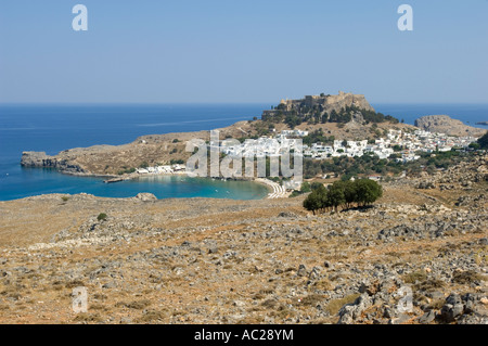 Una vista del villaggio di Lindos con la sua acropoli rovine sulla collina sopra la città. Foto Stock