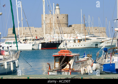 Mandraki Harbour per l' isola di Rodi con yacht, barche a motore e le navi da pesca ormeggiate. Foto Stock