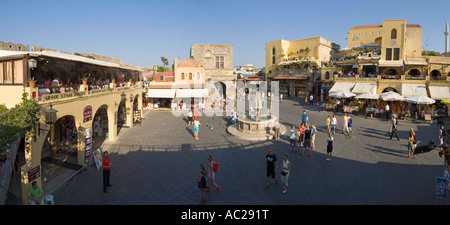 Un due foto stitch immagine panoramica di turisti intorno alla fontana nella piazza Ippokratous nel centro di Rodi Città Vecchia. Foto Stock