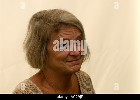 Kate Adie a firma del suo nuovo libro, Fowey Festival, Cornwall, Regno Unito. Foto Stock