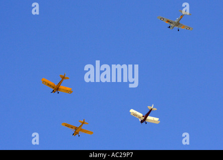 Quattro aerei sorvolano ANZAC DAY PARADE BAPDA ORIZZONTALE7622 Foto Stock