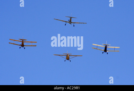 Quattro aerei sorvolano ANZAC DAY PARADE BAPDA ORIZZONTALE7624 Foto Stock