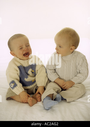 Baby boy con un amico a piangere Foto Stock