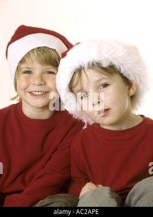 Ritratto di felice ragazzi in cappelli di Babbo Natale Foto Stock