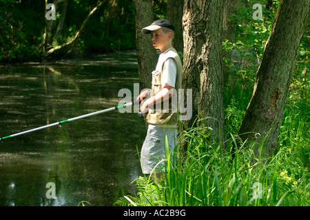 Giovane ragazzo di pesca Foto Stock