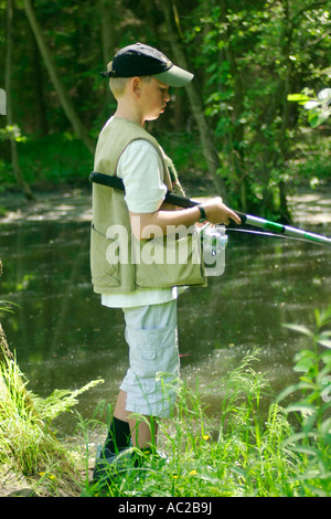 Giovane ragazzo di pesca Foto Stock