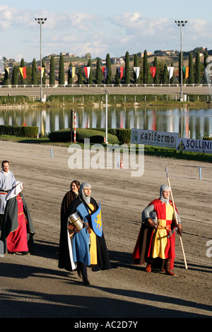 Costume medievale parade presso l'Ippodromo di trotto in corso il Le Marche Italia Foto Stock