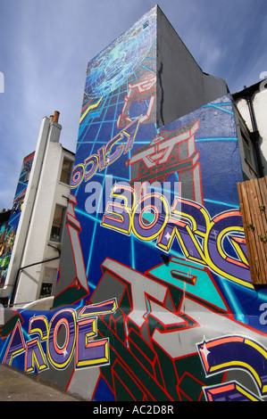 Ornato graffiti sui muri del Vittoriano case a schiera in Robert Street North Laine Brighton Foto Stock