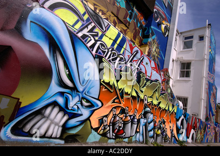 Graffiti decorano le spalle del Vittoriano case a schiera in Robert Street North Laine Brighton Foto Stock