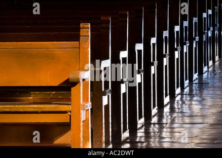 File di banchi in legno per il culto lungo il corridoio interno Carmel Mission Basilica chiesa del Carmelo, California Foto Stock