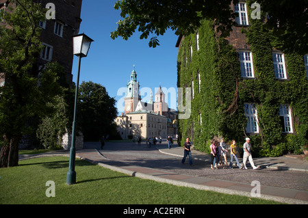 Vista della cattedrale di Wawel e torri con i turisti a piedi lungo la passerella passato lampione in colle di Wawel castle Cracovia Foto Stock