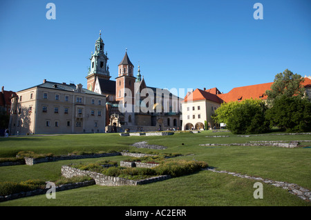 Il castello di Wawel giardini e cattedrale sul colle di Wawel Polonia Cracovia Foto Stock