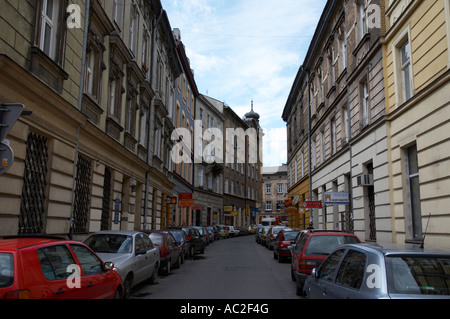 Strada stretta con la strada su entrambi i lati il parcheggio in Cracovia Foto Stock