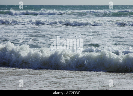 Piccole onde la laminazione in una spiaggia poco profonda Foto Stock