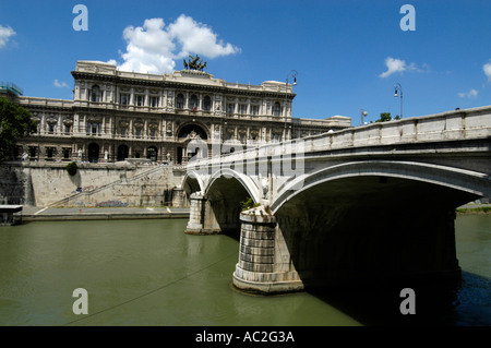 Il Ponte Umberto I oltre il Fiume Tevere e il Palazzo di Giustizia Roma Italia Foto Stock