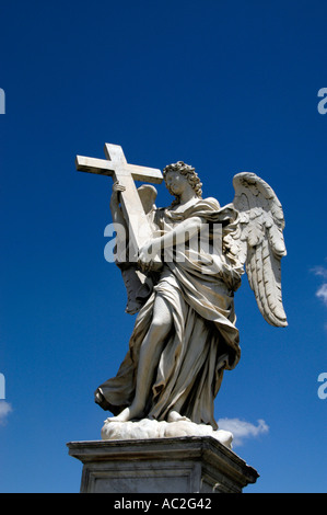Angelo con la croce sul Ponte Sant Angelo Roma Italia Foto Stock