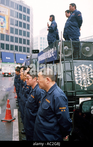 Di destra Dantai Uyoku durante un rally sotto la pioggia al di fuori della stazione di Shinjuku a Tokyo. Foto Stock