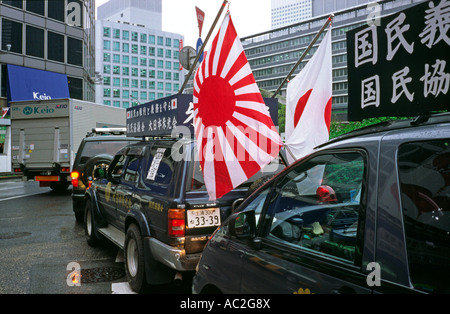 Di destra Dantai Uyoku durante un rally sotto la pioggia al di fuori della stazione di Shinjuku a Tokyo. Foto Stock