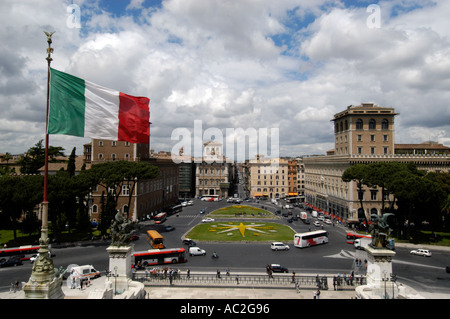 Piazza Venezia e bandiera italiana nel centro città Roma Italia Foto Stock