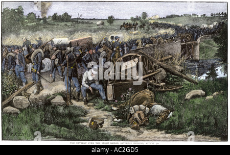 Ritiro dell'esercito dell'Unione oltre il ponte in pietra dopo la seconda battaglia di Bull Run 30 agosto 1862. Colorate a mano la xilografia Foto Stock