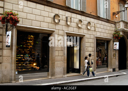 Shopping a Gucci in Via Condotti Roma Italia Foto Stock