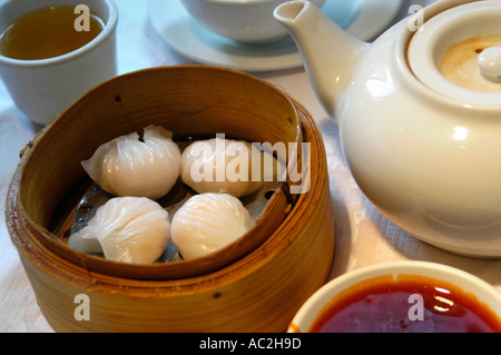Dim Sum gnocchetti di gamberi serviti al ristorante cinese a Chinatown Foto Stock