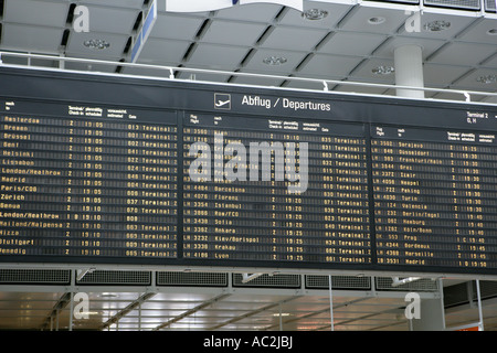 Orario di partenza in aeroporto Franz Josef Strauss di Monaco di Baviera Baviera Germania Foto Stock