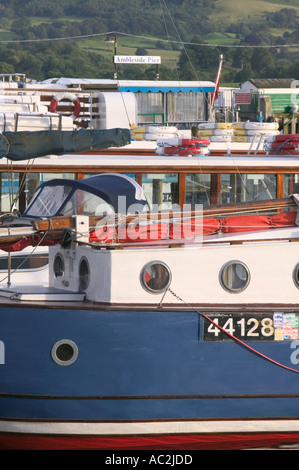 Barche ormeggiate su un molo al Waterhead Ambleside Lago di Windermere Lake District Foto Stock