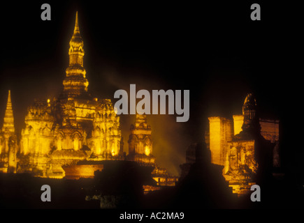 Son et lumiere al vecchio tempio rovine di Sukhothai Tailandia centrale Foto Stock